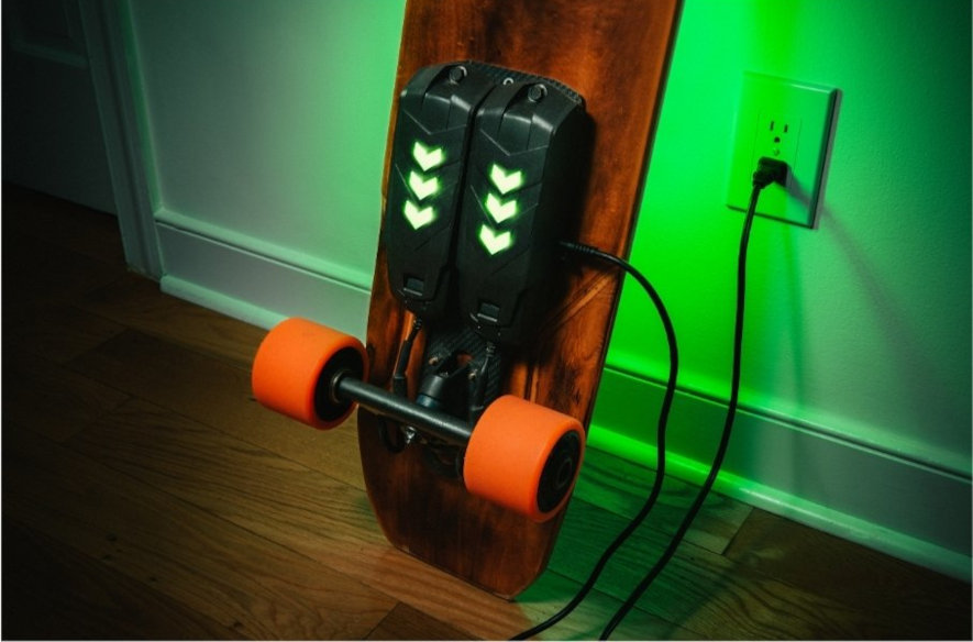 Elektrisk skateboard laddas i eluttag