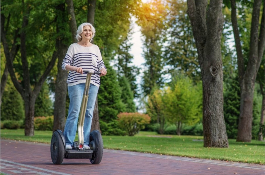 Kvinna åker Segway på cykelbanan