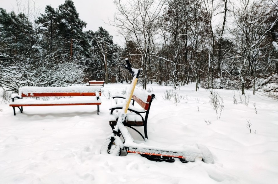 Elscooter översnöad i en park