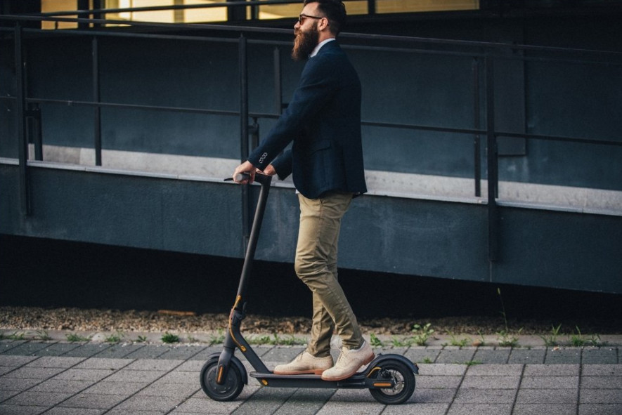 Olagligt köra trimmad elscooter i trafiken