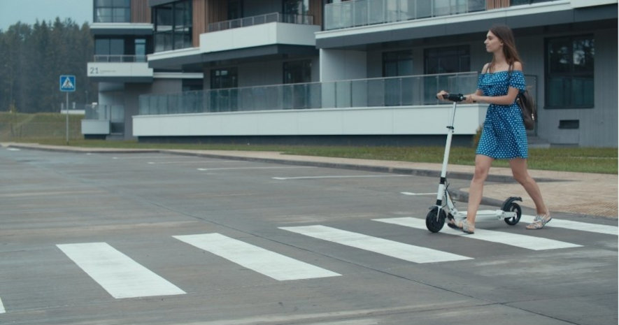 Leder elsparkcykeln vid övergångsställe